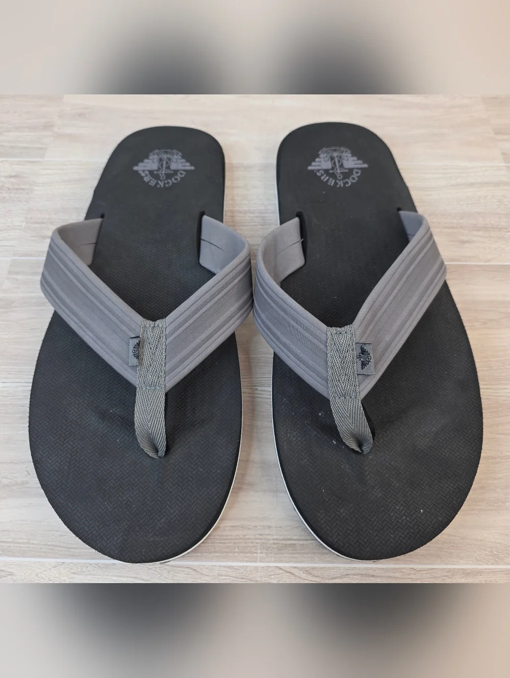 New Mens 11/12 Dockers Gray and Black Flip-Flop Sandals